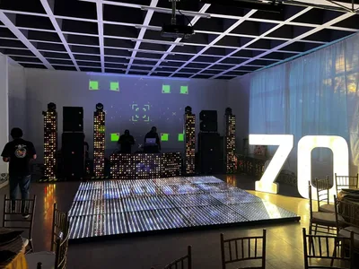 Salón Pequeño con pista de baile iluminada, equipo de DJ y números luminosos